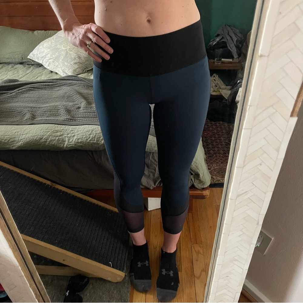 Lululemon Base Pace 25” Tight
Size 10
Teal and black with sheer racing stripe